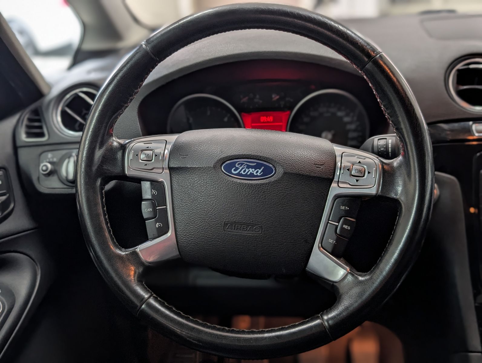 Fahrzeugabbildung Ford Galaxy Ghia 7-SITZ AHK PDC LEDER EURO5 KLIMA