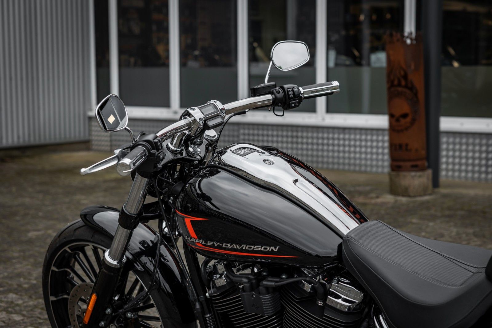 Fahrzeugabbildung Harley-Davidson FXBR Breakout 117 cui MY24 - JEKILL & HYDE