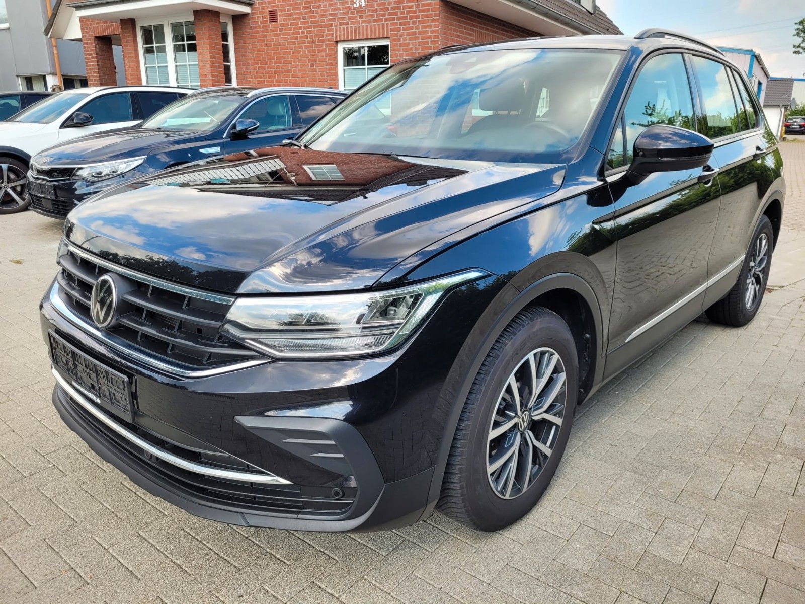 Volkswagen Tiguan - 1