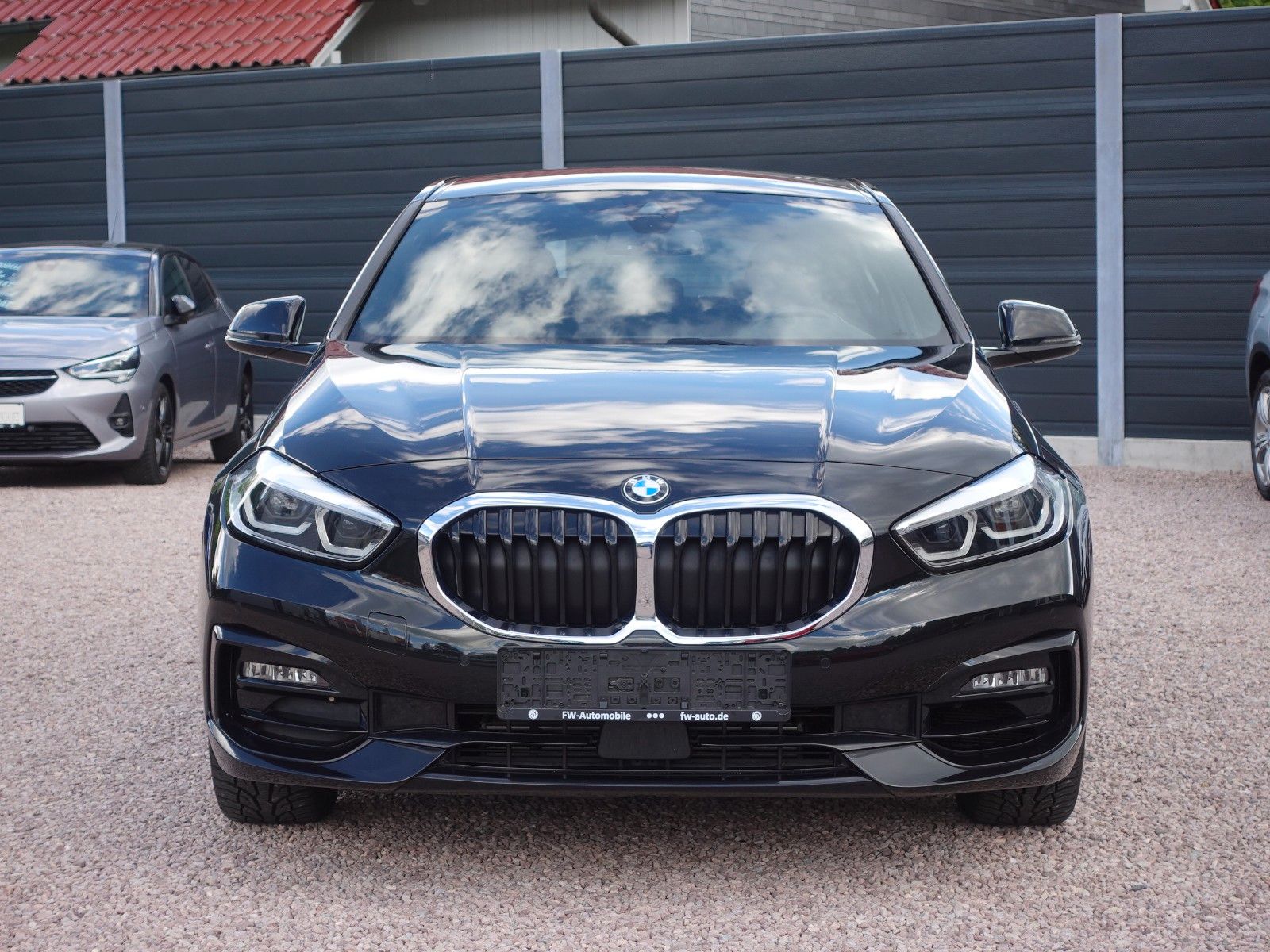Fahrzeugabbildung BMW 118i Sport Line Navi CarPlay LED-Pkt.