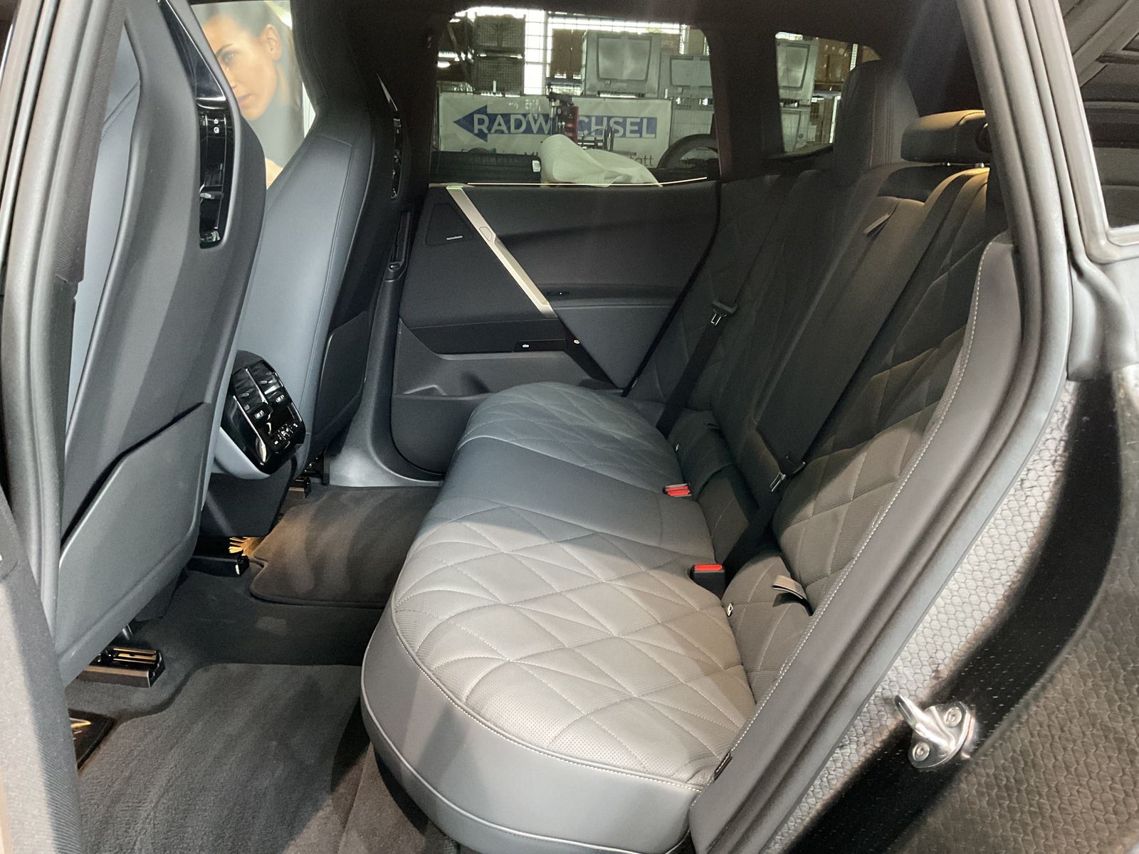 Fahrzeugabbildung BMW iX xDrive40 Sportpaket HK HiFi DAB Pano.Dach