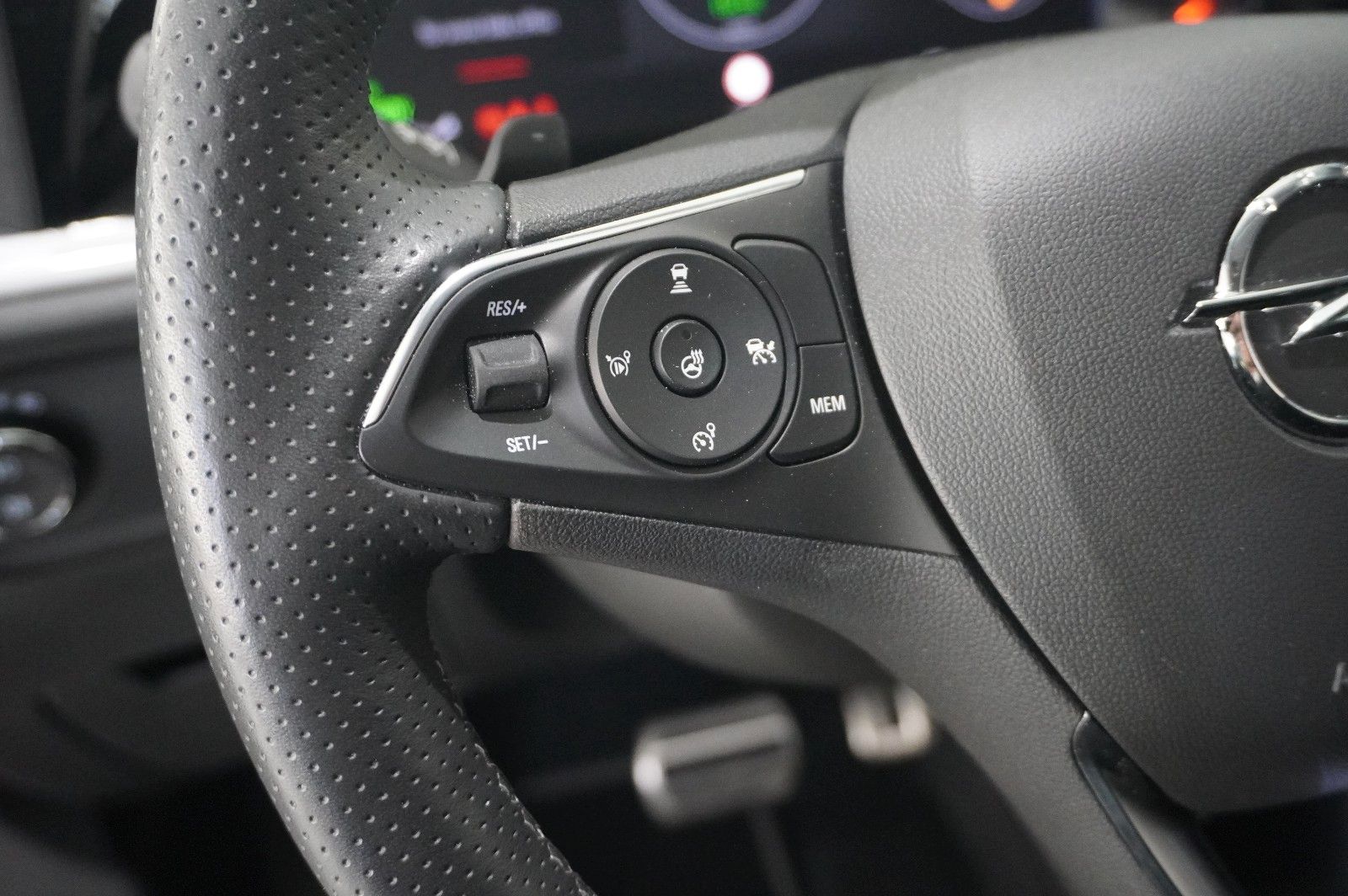 Fahrzeugabbildung Opel Grandland (X) 1.6T GSe 4HYBRID NAVI/LED/KAMERA