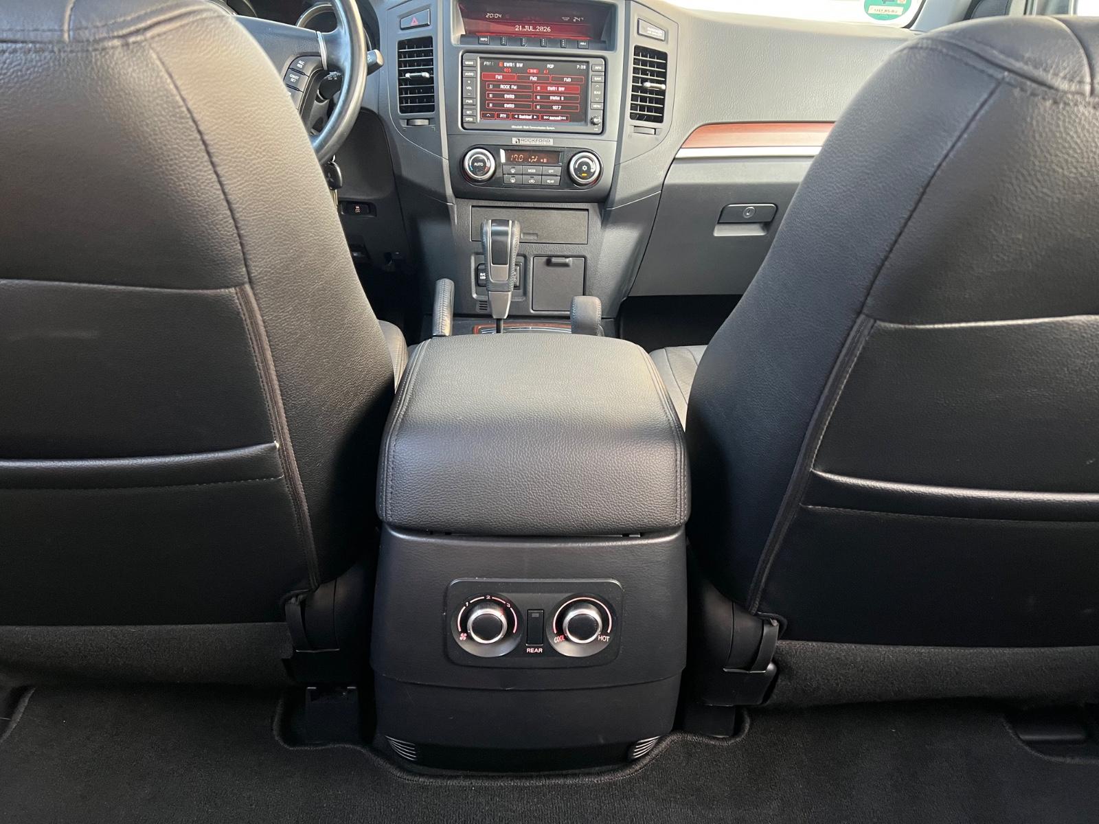 Mitsubishi Pajero 3.2 DI-D 200 ch Instyle 4x4 - 7 places - Cuir - GPS - Toit ouvrant