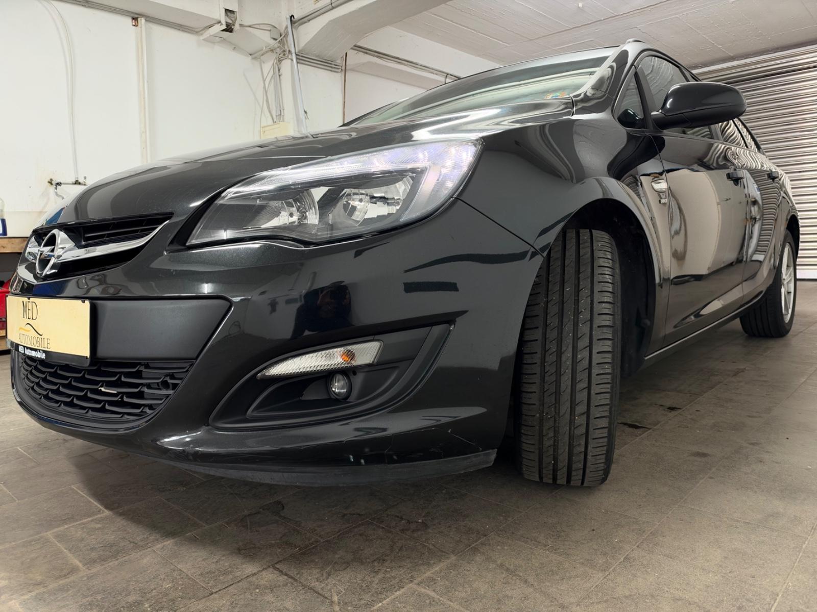 Opel Astra 2014 — салон