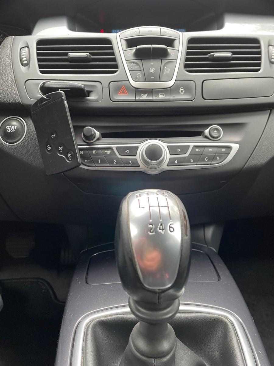 Renault Laguna 2010 — rear view