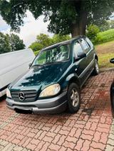 Mercedes-Benz Mercedes ML 230 - Mercedes-Benz ML 230 mit Benzin-Antrieb