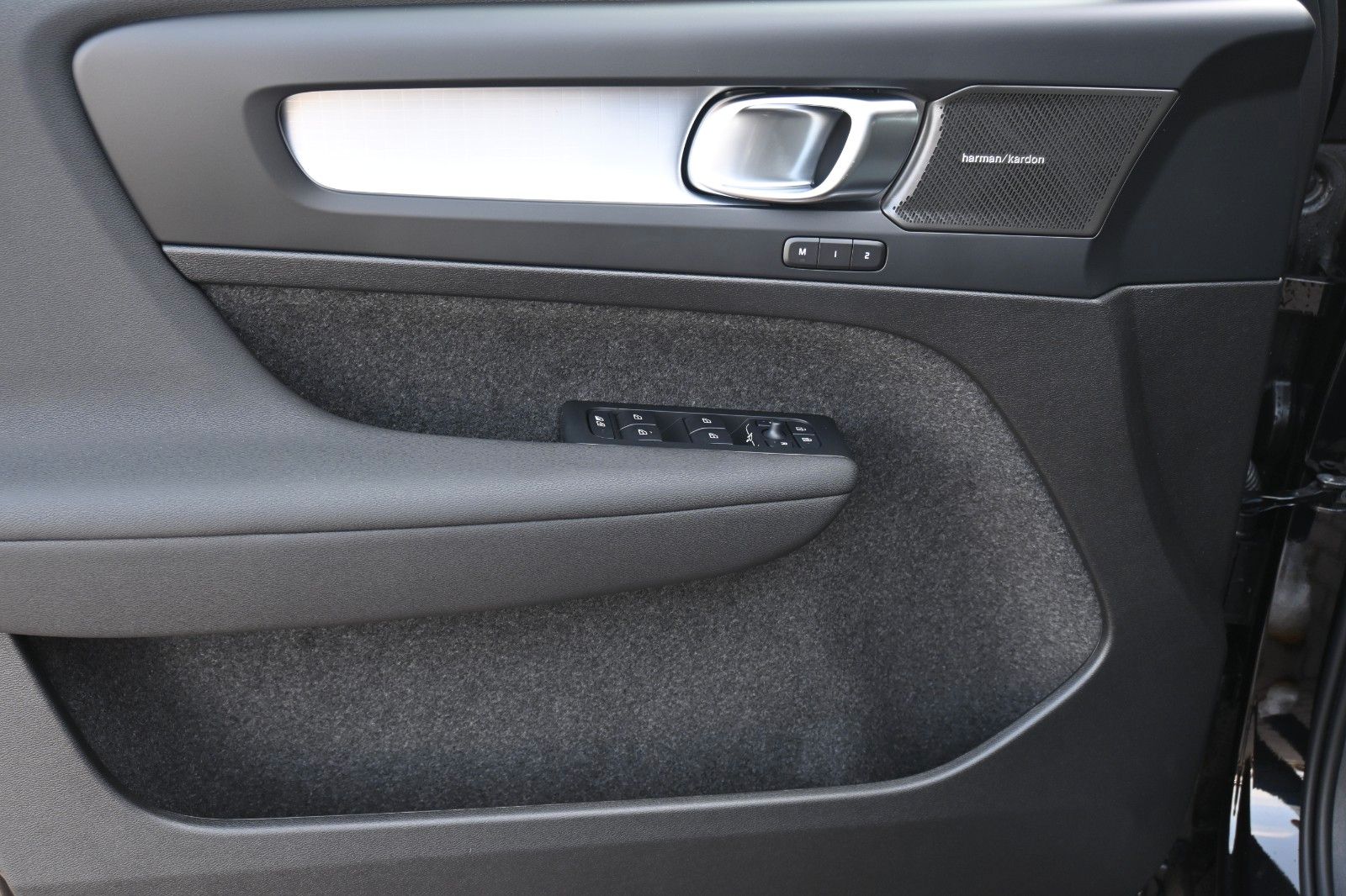 Fahrzeugabbildung Volvo XC40 B3 DSG Plus Black Edition*LED*ACC*360°*AHK*