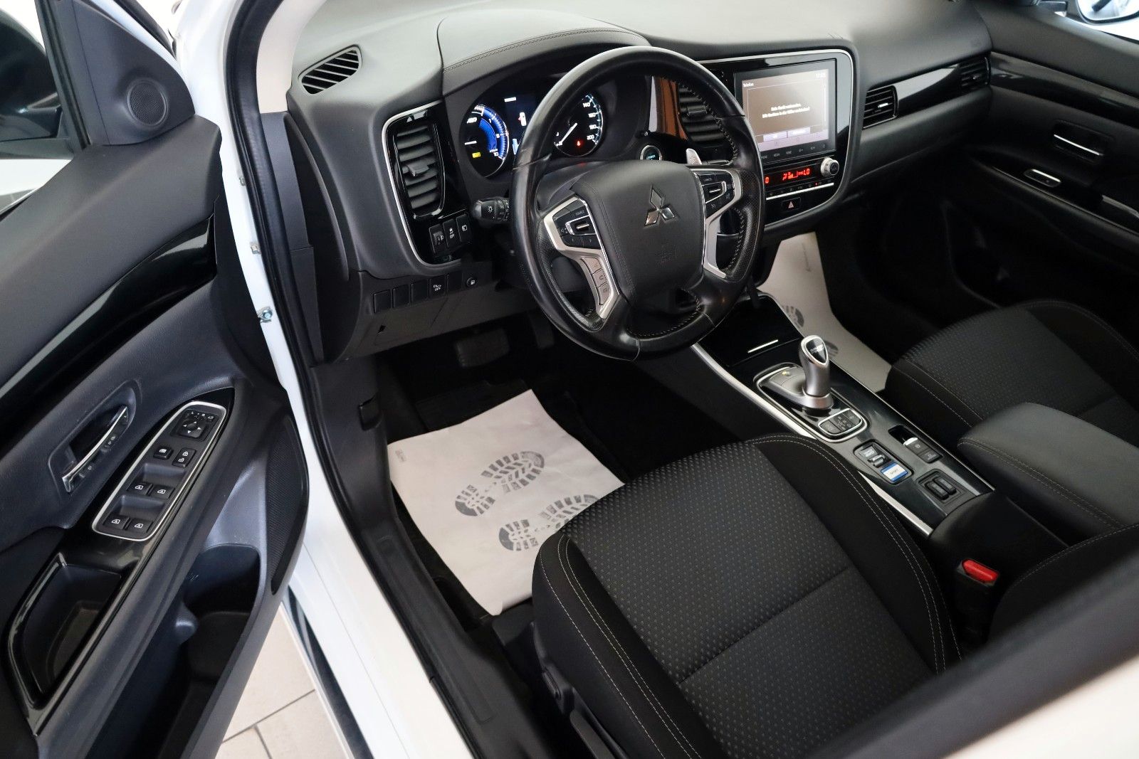 Fahrzeugabbildung Mitsubishi Outlander PHEV 4WD SH,PDC,Kamera,AHK,SR+WR