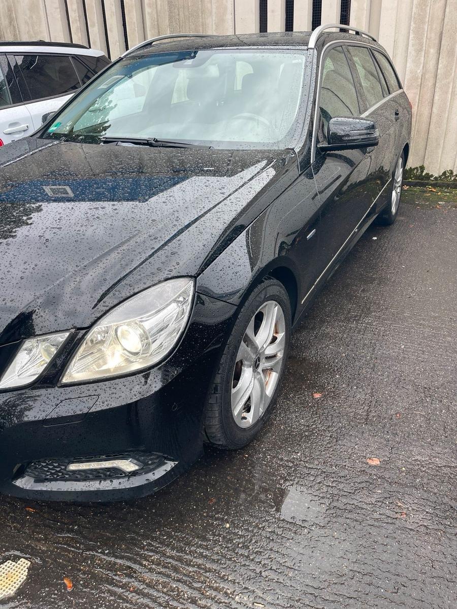 Mercedes-Benz E200 2010 — салон