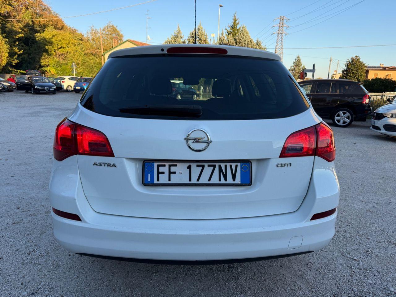 Opel Astra 2011 — photo 6