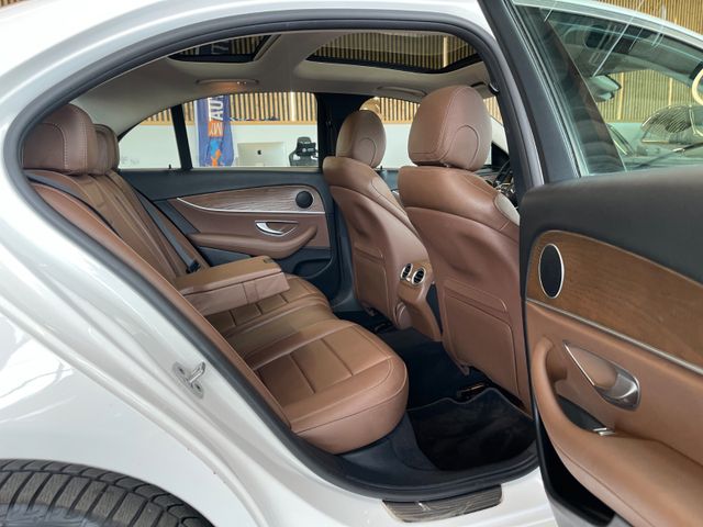 Mercedes-Benz E 300 de Lim. Aut. Avantgarde *LED*LEDER*PANO*