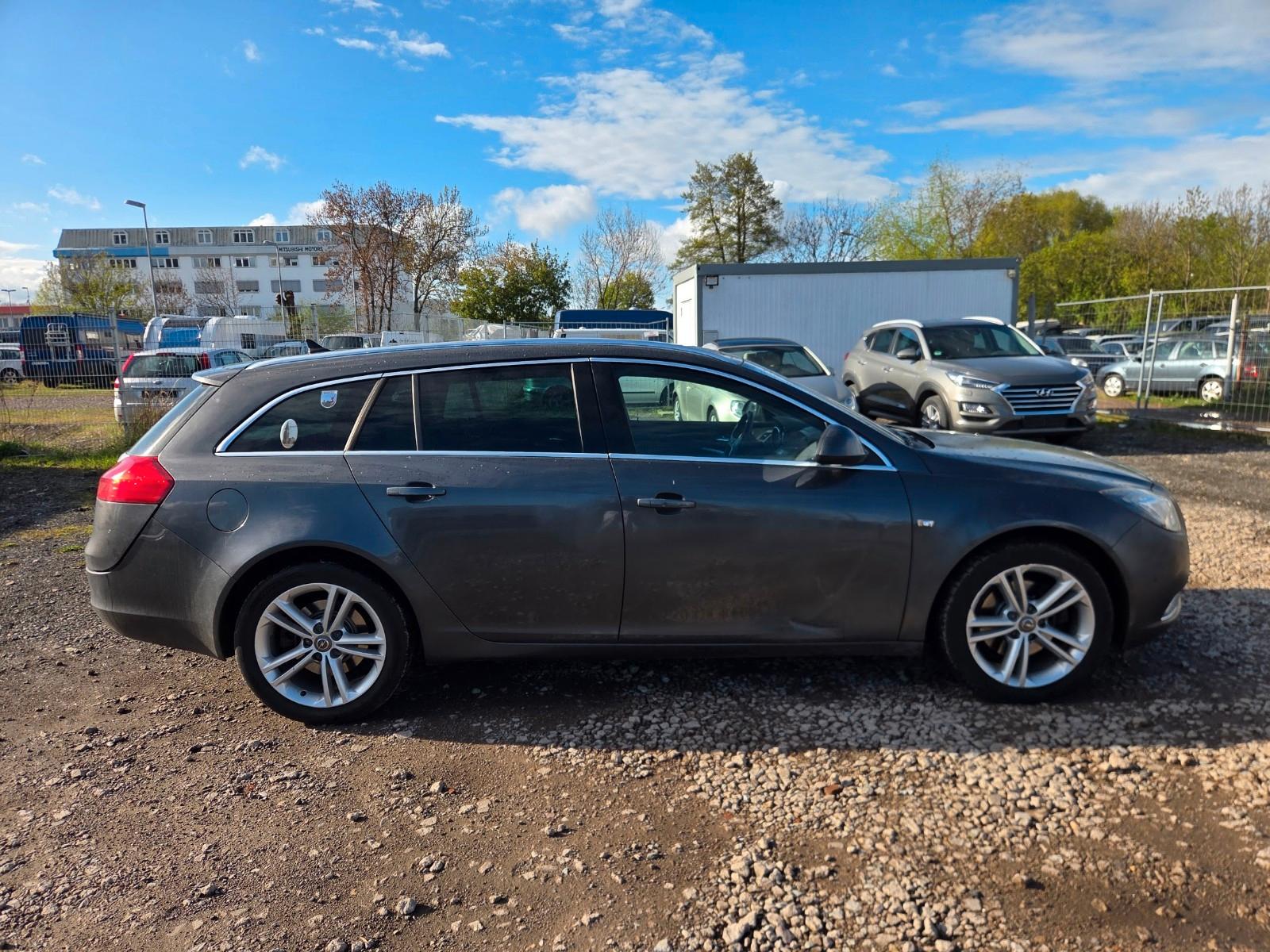 Opel Insignia A Sports Tourer Sport 4x4+AHK+TÜV NEU