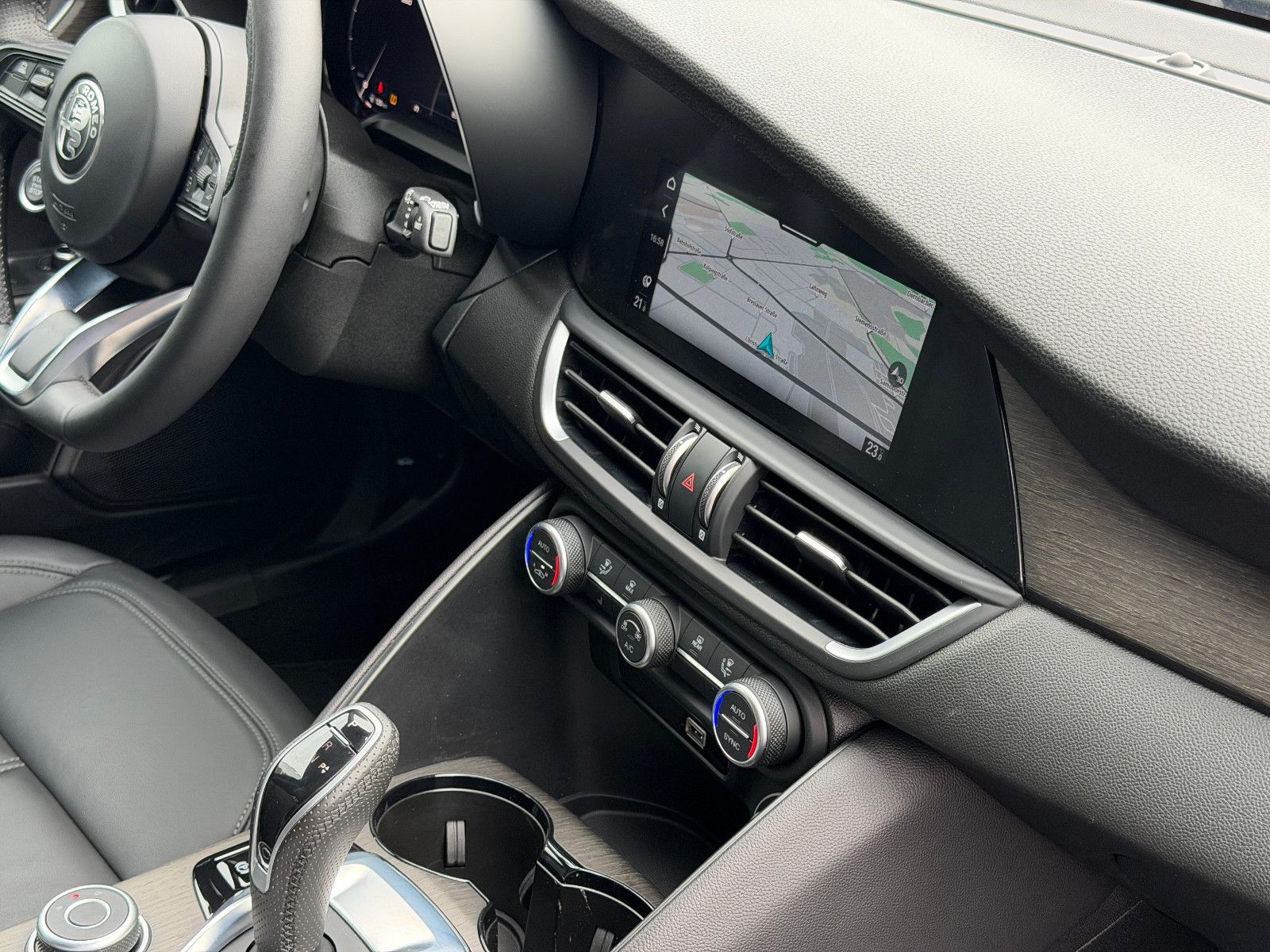 Fahrzeugabbildung Alfa Romeo Giulia Ti Q4/MEMORY/ACC/NAVI/KAMERA/SHZ