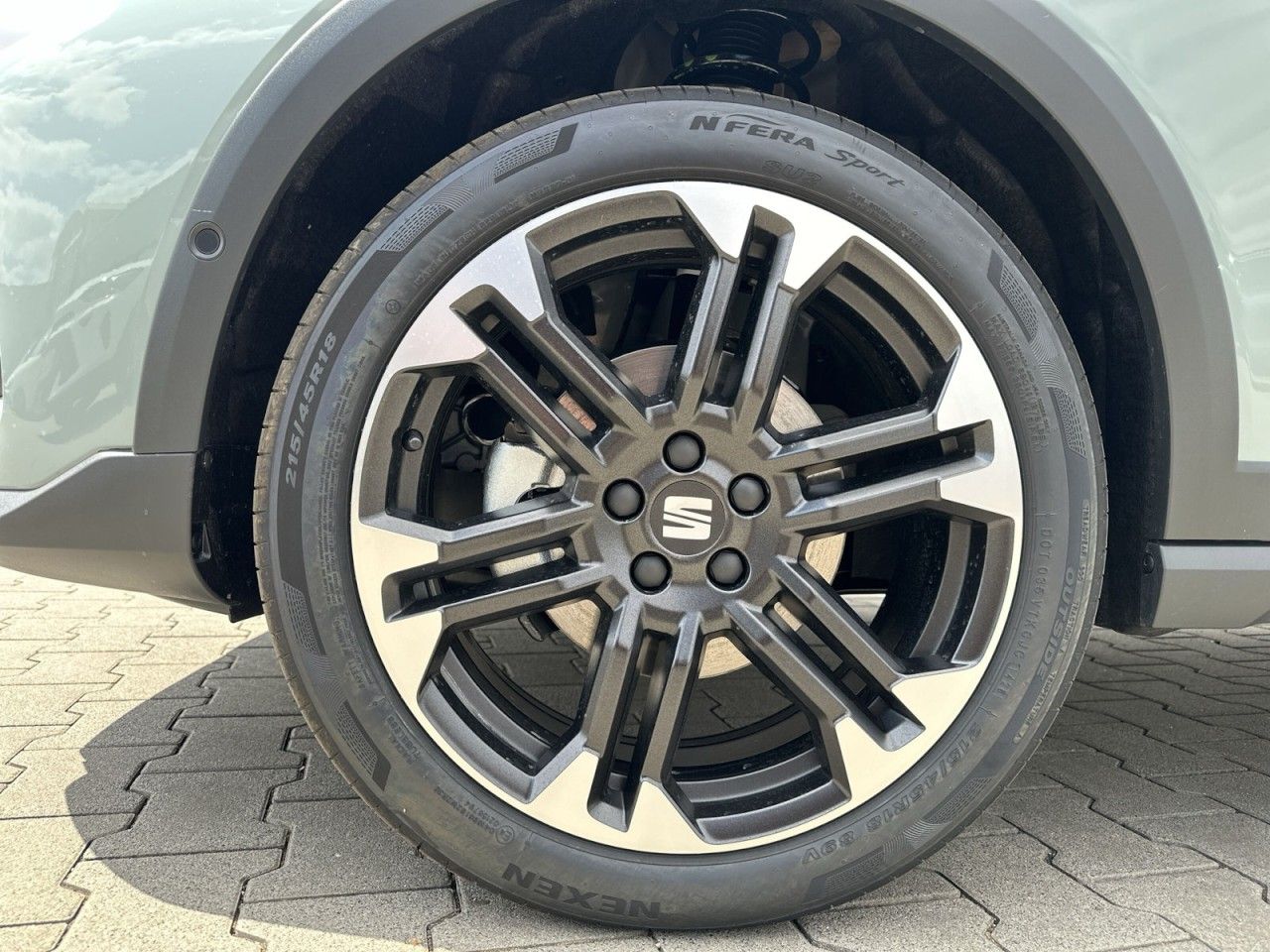 Fahrzeugabbildung SEAT Arona FR Black Edition 1.5 TSI 150 PS DSG - mit KI generiert/bearbeitet