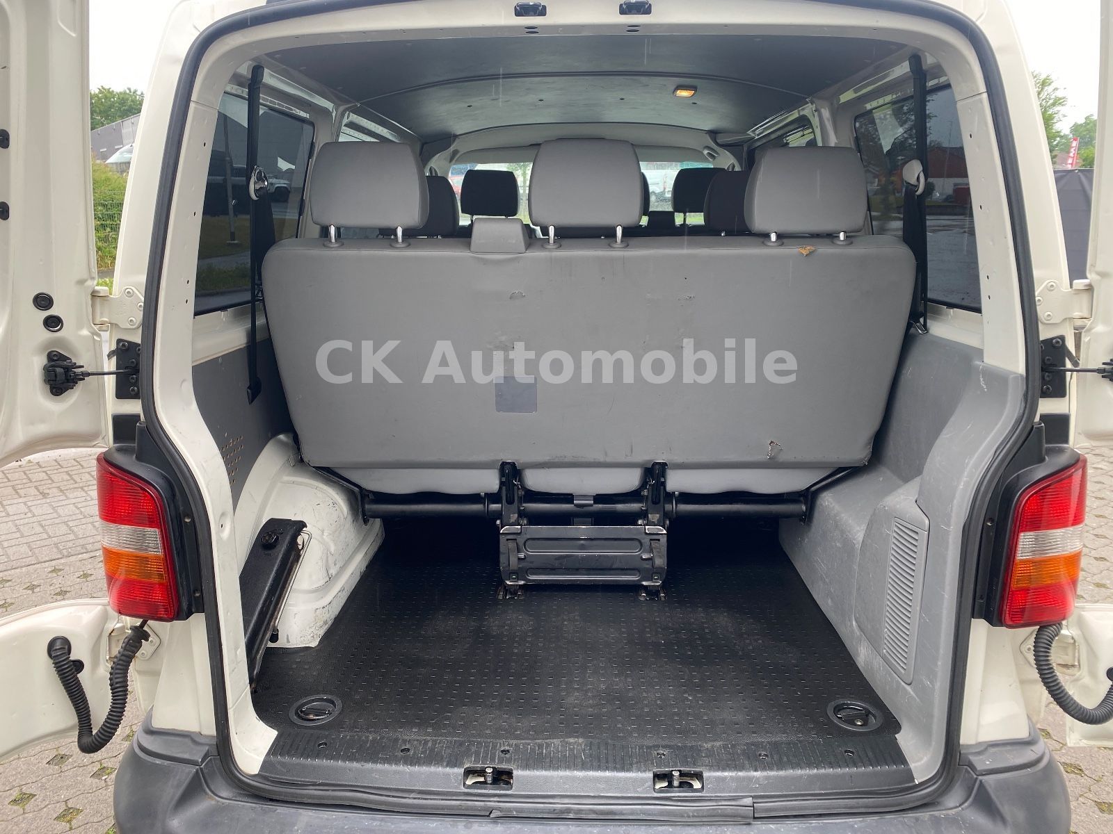 Fahrzeugabbildung Volkswagen T5 Transporter Kombi 1.9 TDI/9 Sitze/Klima/AHK