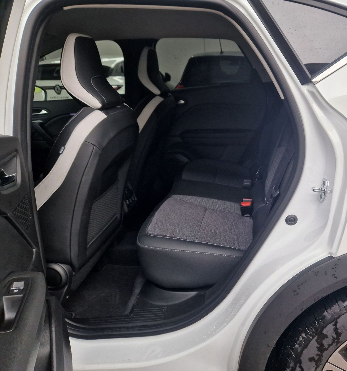 Fahrzeugabbildung Renault Captur Techno Full Hybrid 145