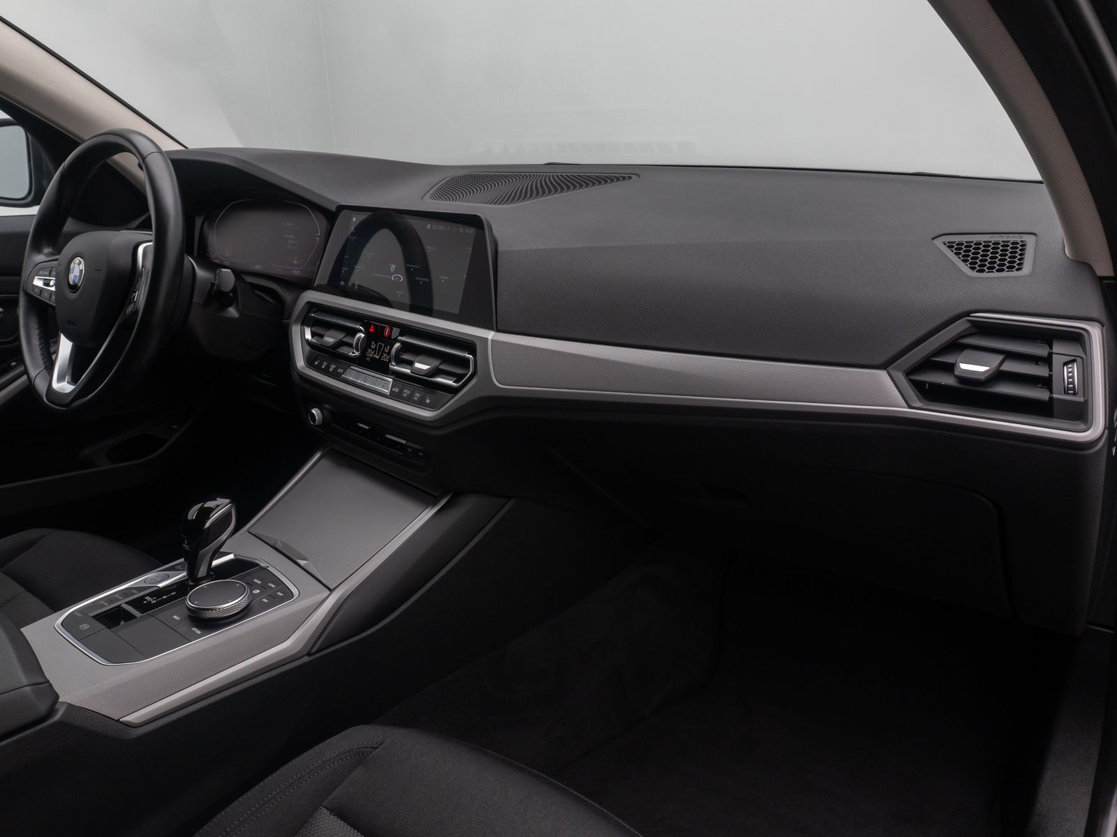 Fahrzeugabbildung BMW 318i GeschwindigReg DAB Alarm PDC LED CockpitPro