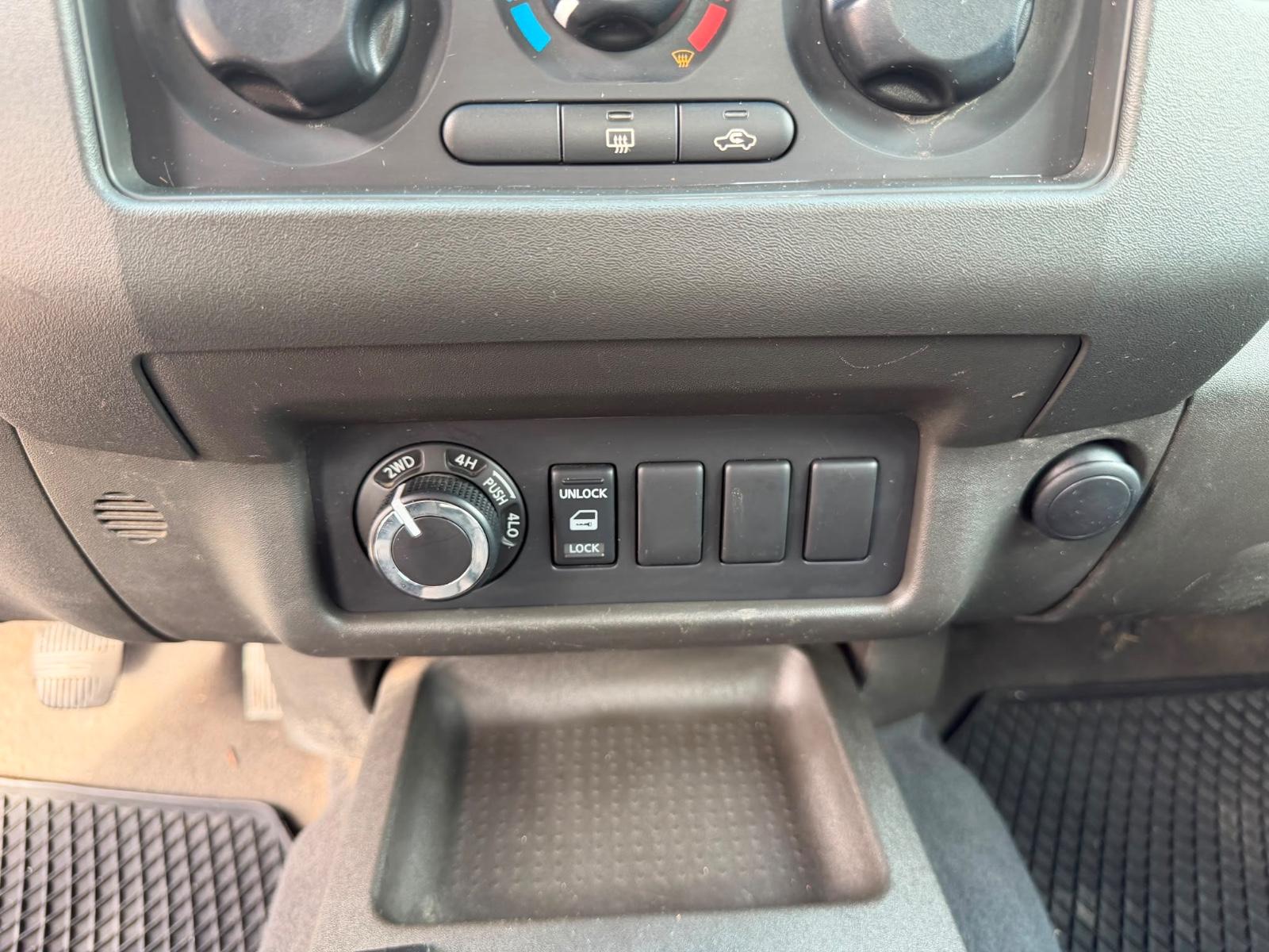 Nissan Navara King Cab 2.5 dCi | 190 ch | BVM | 4 places | Attelage | Climatisation | Différentiel autobloquant