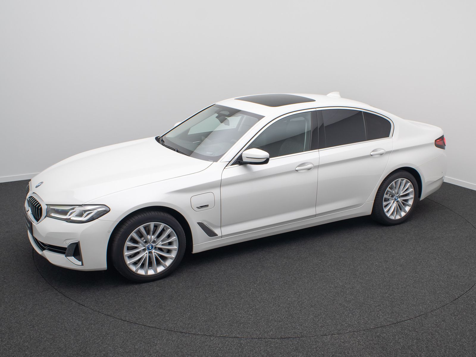 Fahrzeugabbildung BMW 530e xD Luxury Line ACC Kamera DAB H/K HUD Sport