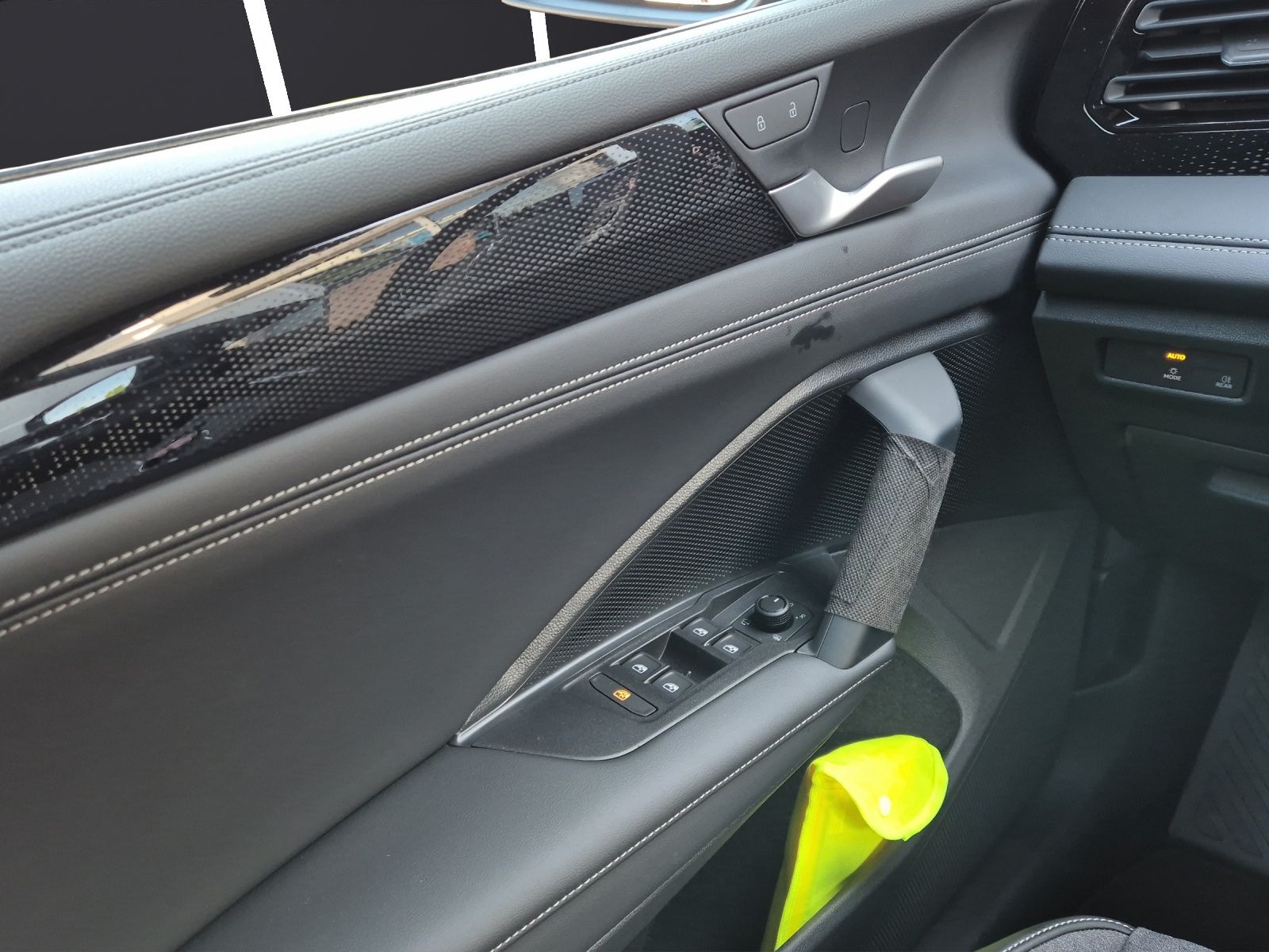 Fahrzeugabbildung Volkswagen Tiguan eTSI Life DSG LED AHK Navi AID ACC RFK SH
