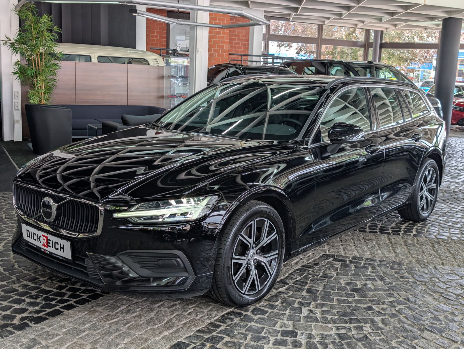 Fahrzeugabbildung Volvo V60 B3 Core 2.0Turbo MHEV VIRT LED APP SOUND AHK