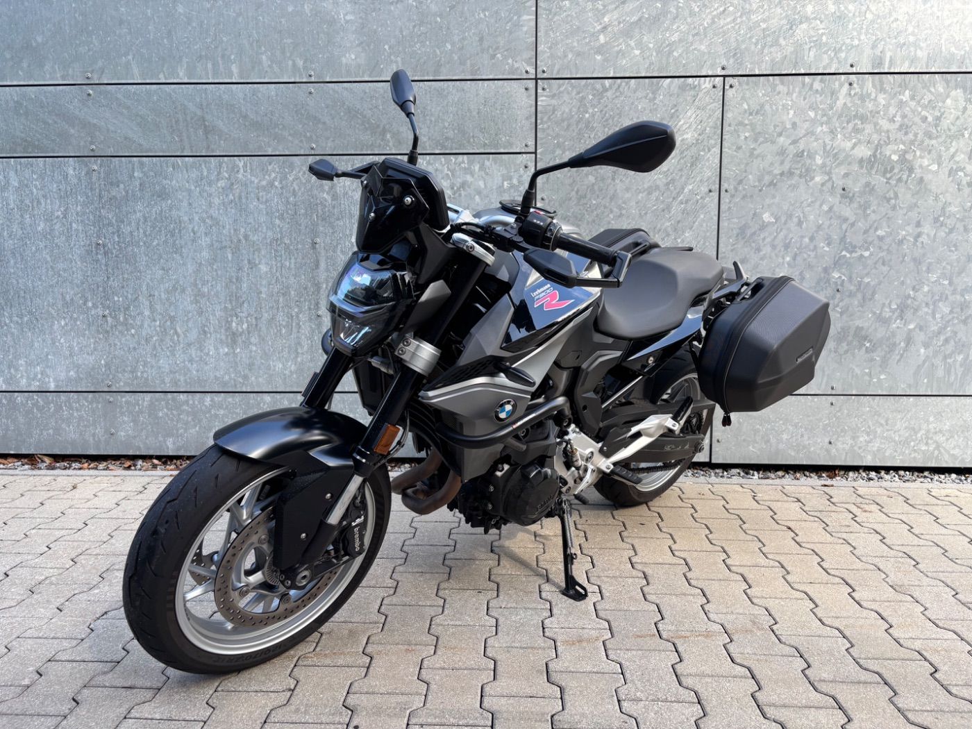 Fahrzeugabbildung BMW F 900 R Tieferlegung Seitenkoffer