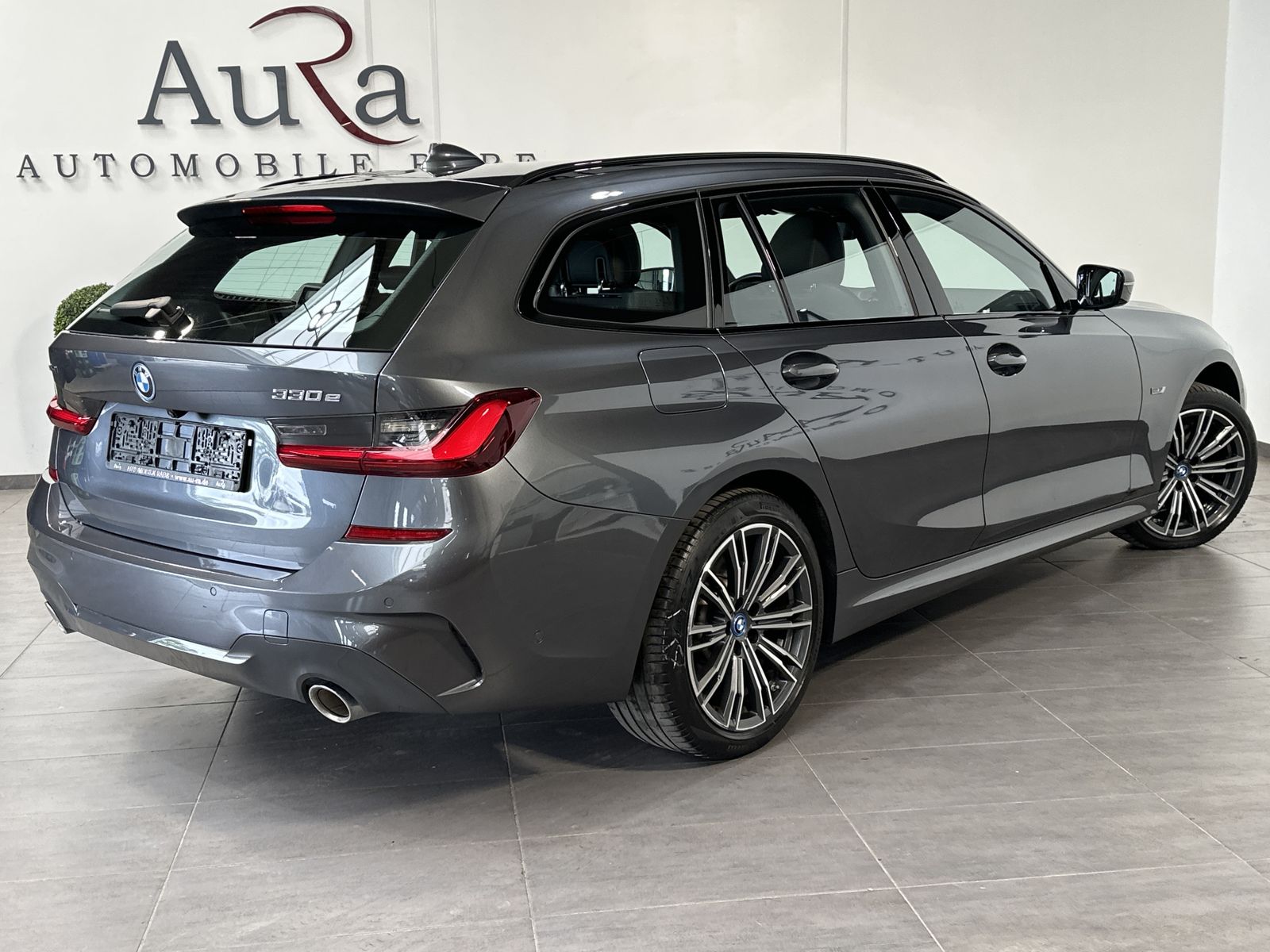 Fahrzeugabbildung BMW 330e Touring xD M-Sport NAV+LASER+PANO+HEADUP+VC