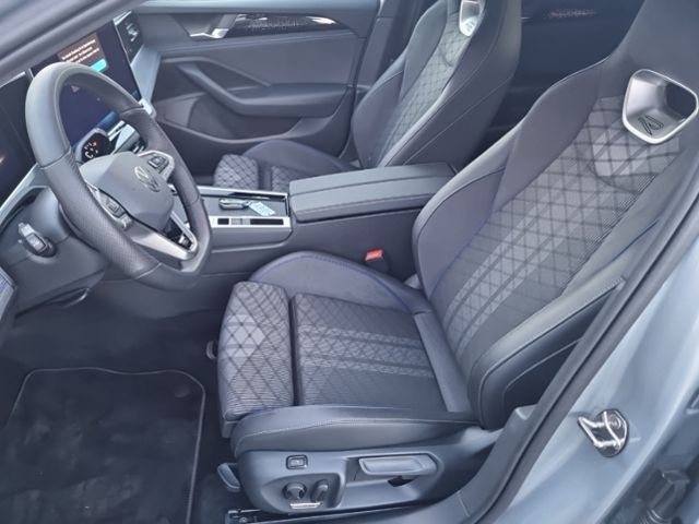 Fahrzeugabbildung Volkswagen Passat 2.0 TSI R-LINE 4MOTION BLACK STDHZ IQ.LIG