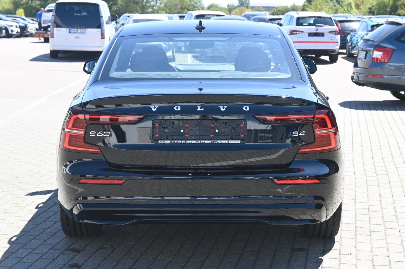 Fahrzeugabbildung Volvo S60 B4 Plus Dark*LED*PANO*STHZ*H&K*360*QI*19"