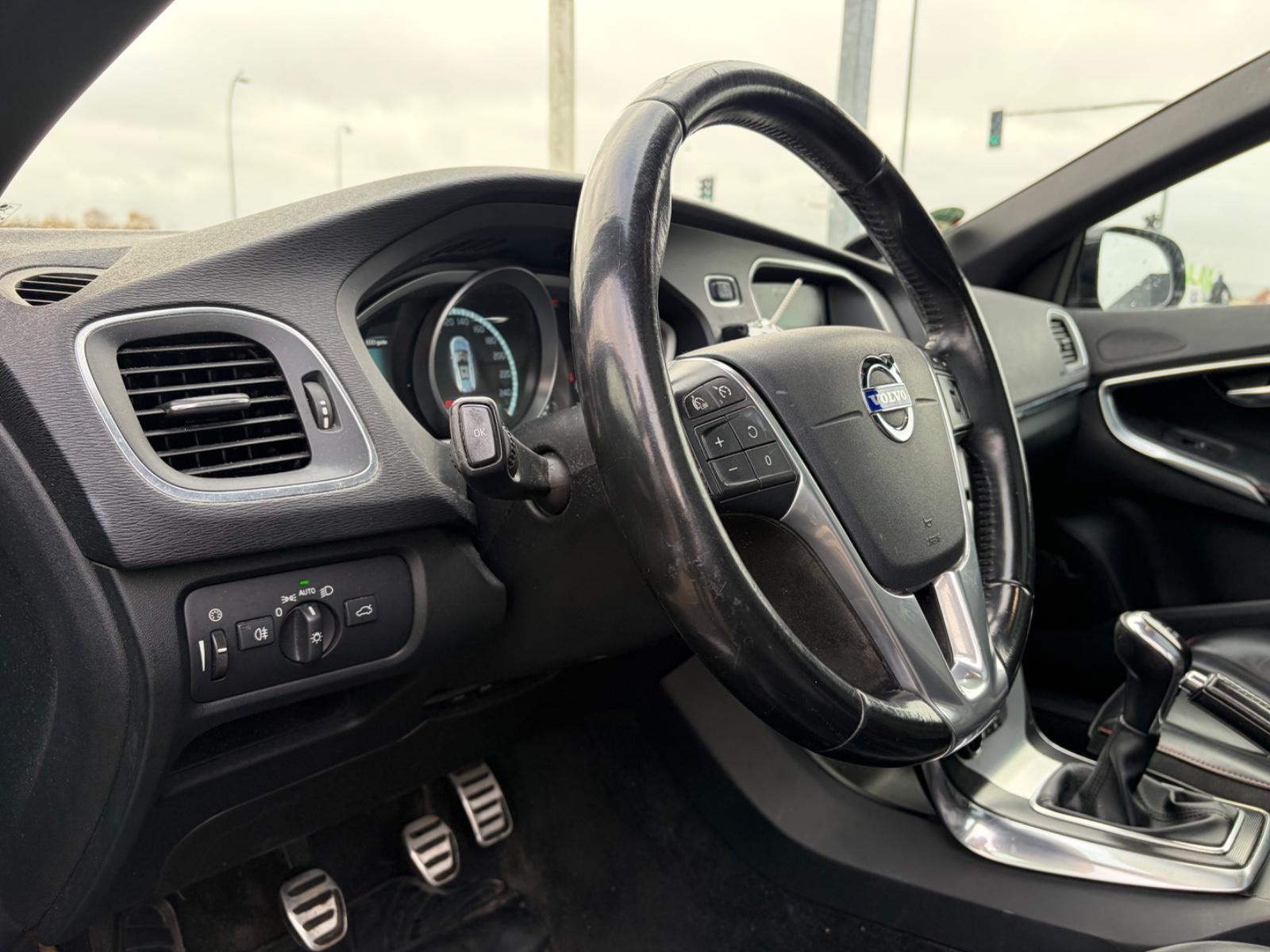 Volvo V40 Cross Country 2015 — фото 16