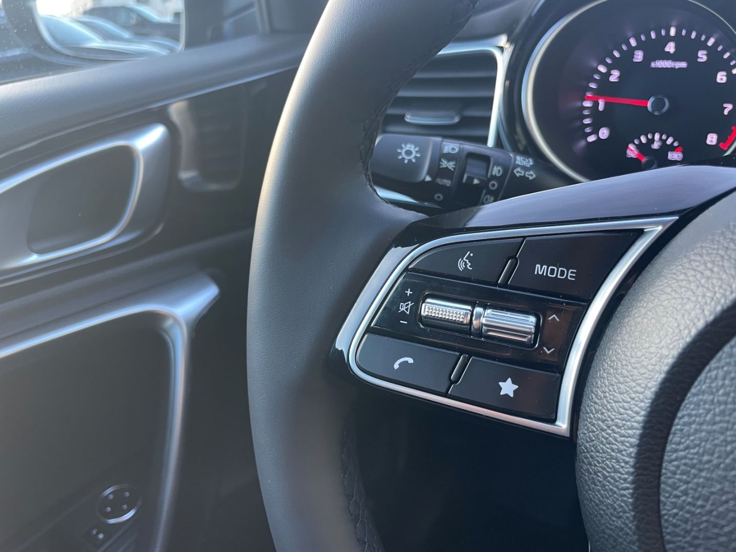 Fahrzeugabbildung Kia Ceed_sw Vision Kamera PDC VerkehrszeichERK