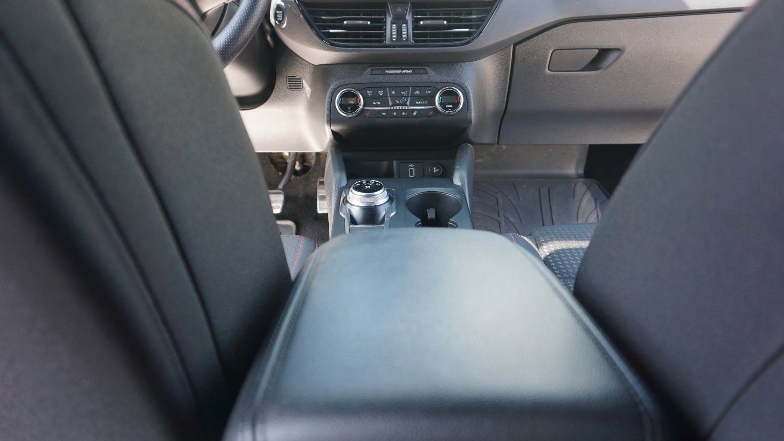 Fahrzeugabbildung Ford Focus Lim. ST-Line, LED, B&O Sound, Navi, Sport