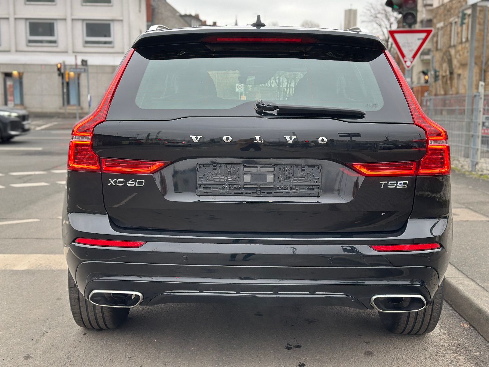 Fahrzeugabbildung Volvo XC60 T5 R DESIGN AWD*PANO+AHK+LED*