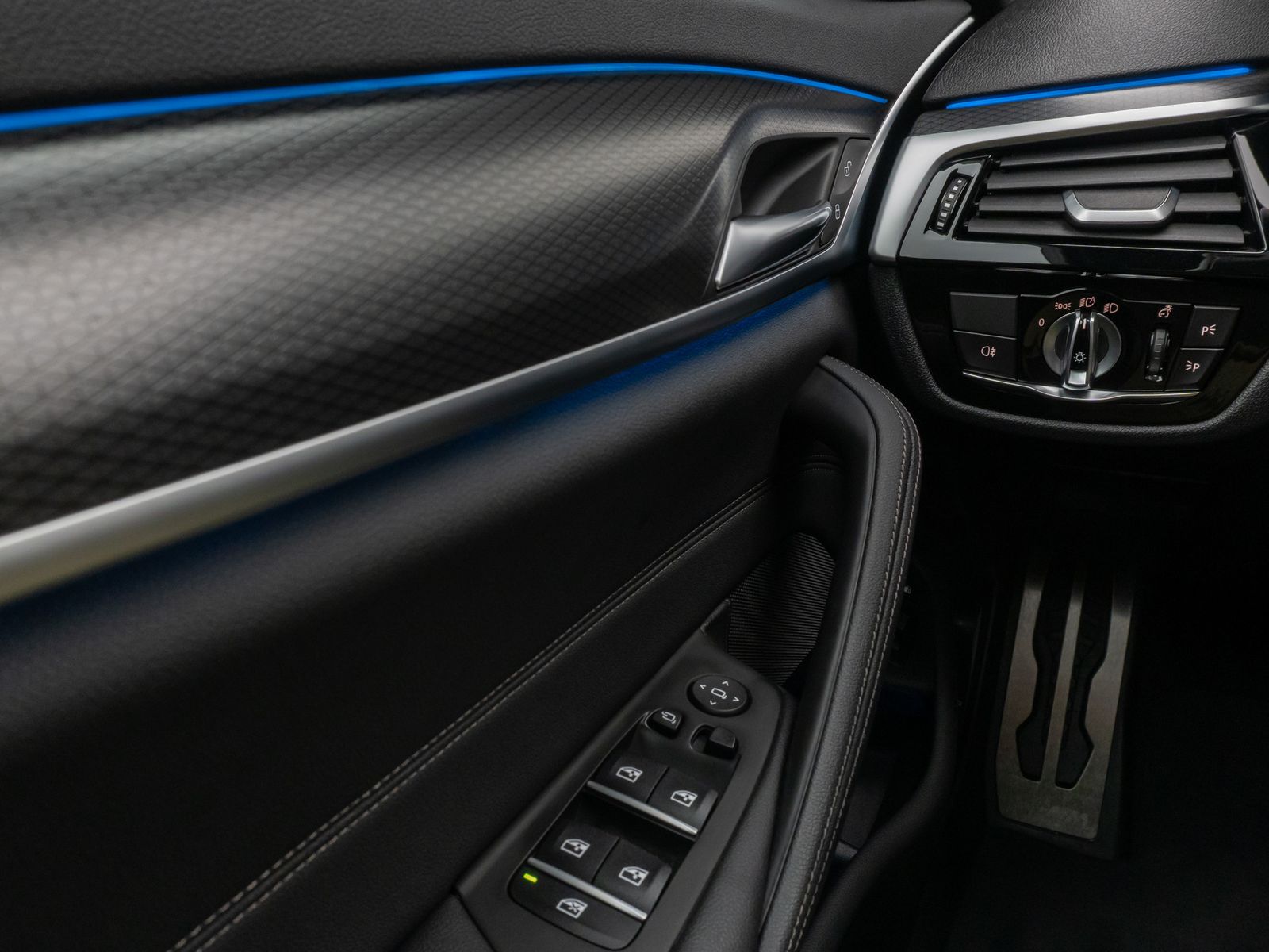 Fahrzeugabbildung BMW 530e xD M Sport Kamera HUD DAB HiFi ACC Komfort