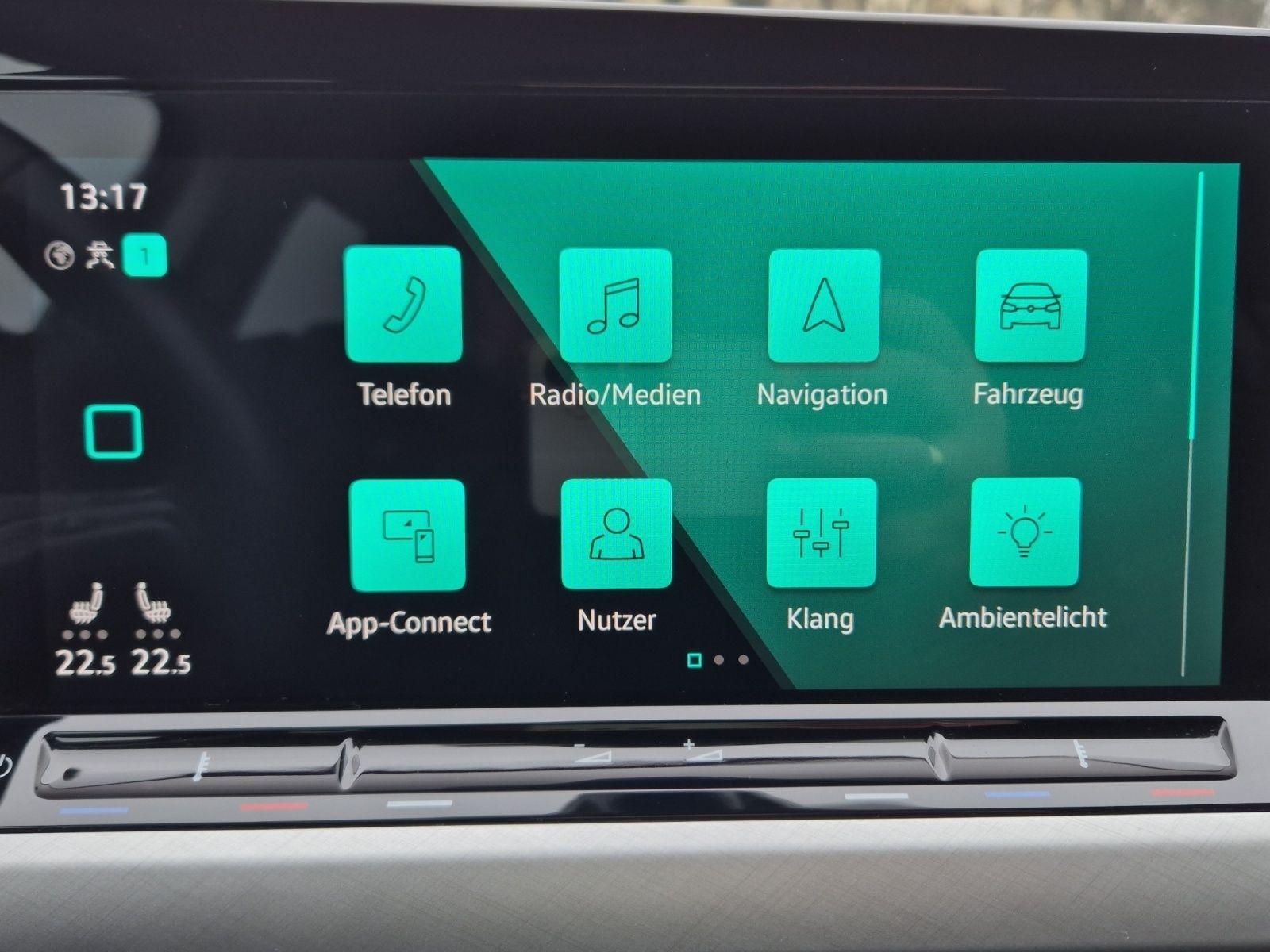 Fahrzeugabbildung Volkswagen Golf VIII Variant Life DSG LED AHK Navi AID ACC