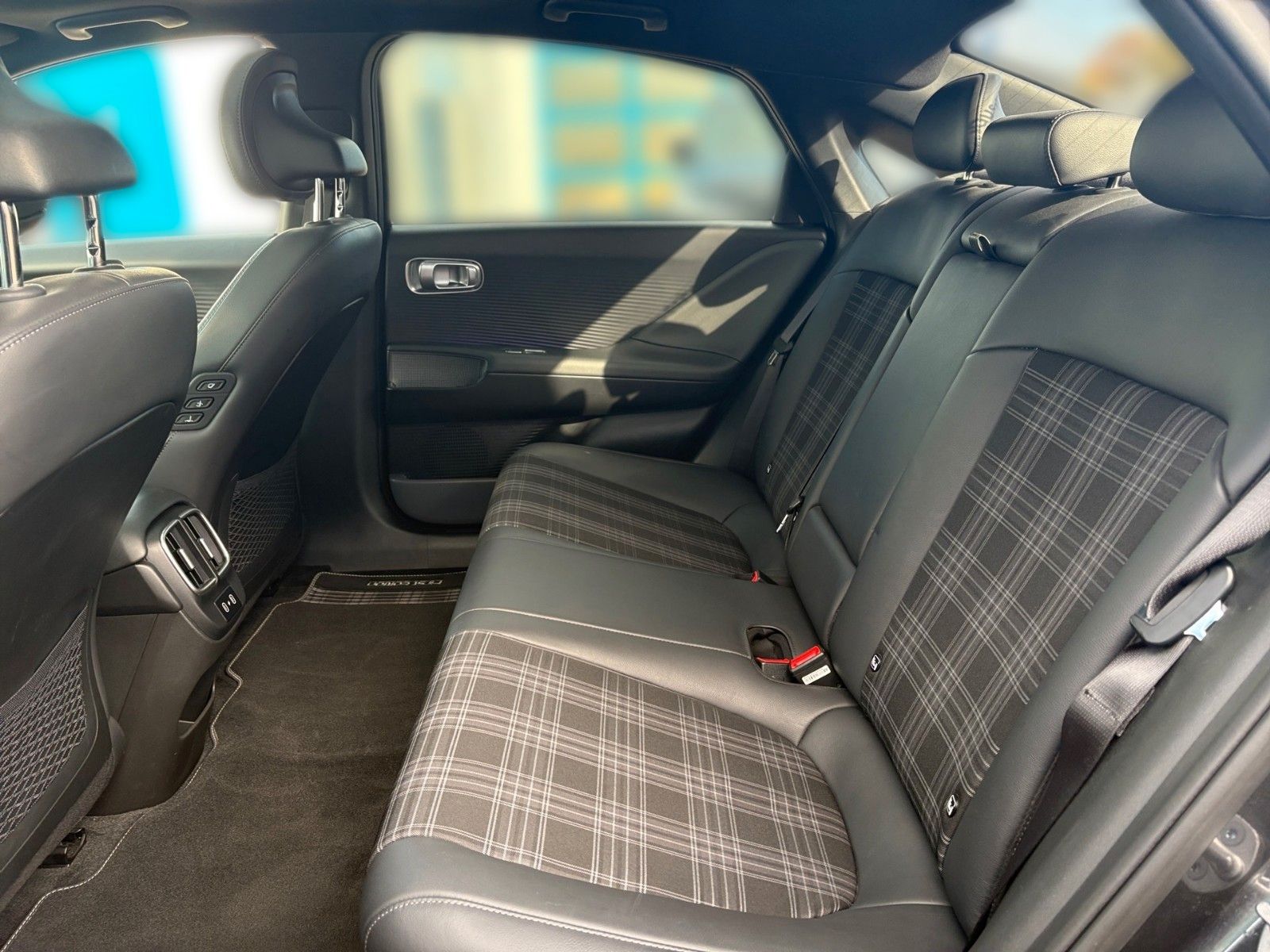 Fahrzeugabbildung Hyundai IONIQ 6 First Edition Elektro