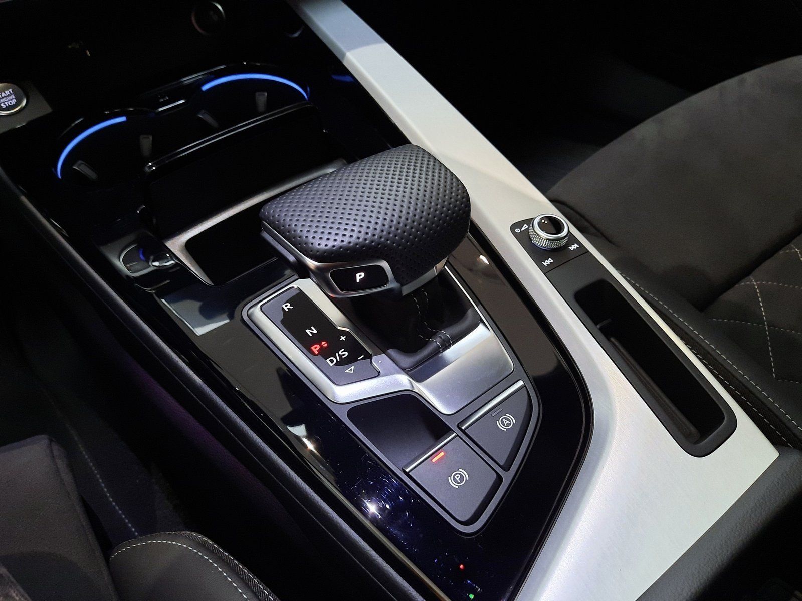 Fahrzeugabbildung Audi A4 Avant S-Line TDI Quattro *Standhzg*AHK*Panod*