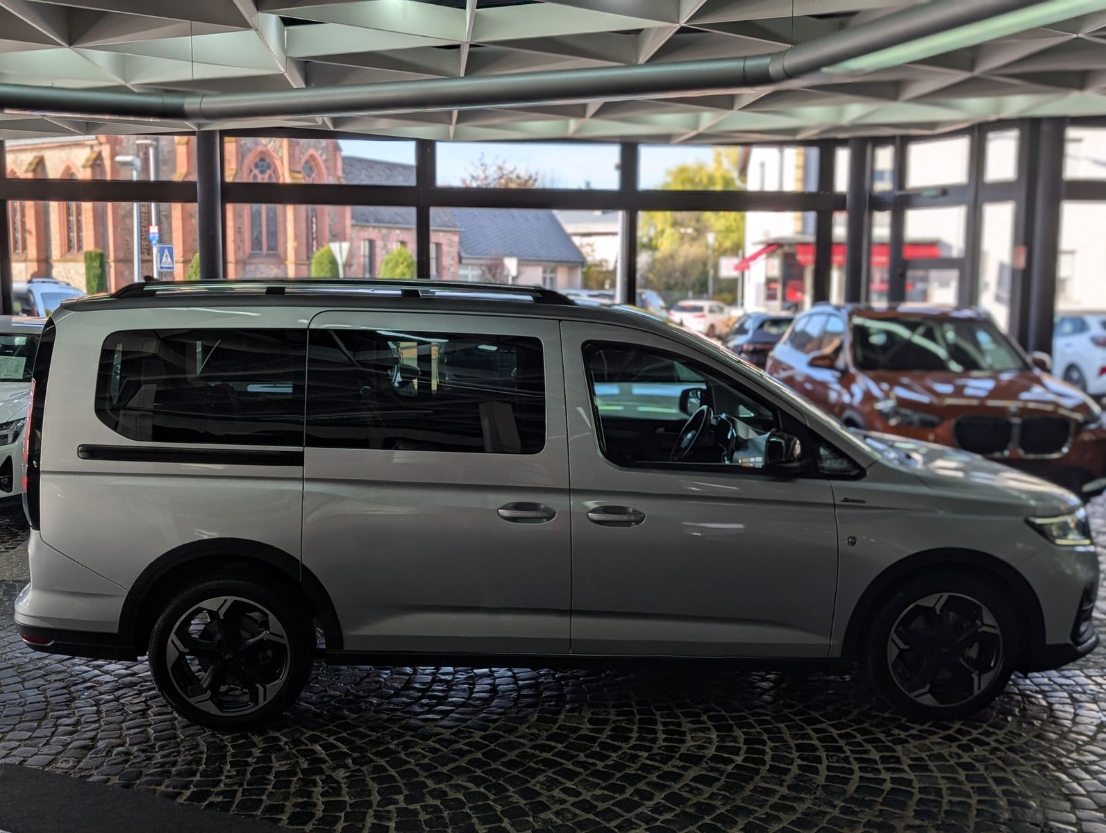 Fahrzeugabbildung Ford Tourneo Connect L2 Active 7-SI Bi-LED PANO AHK K