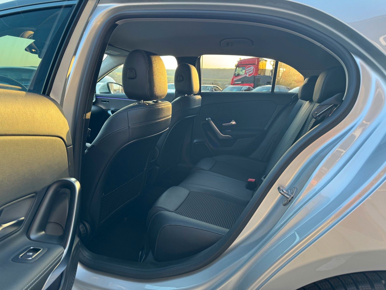 Fahrzeugabbildung Mercedes-Benz A 180 Progressive+LED+Ambiente+RFK+TotW