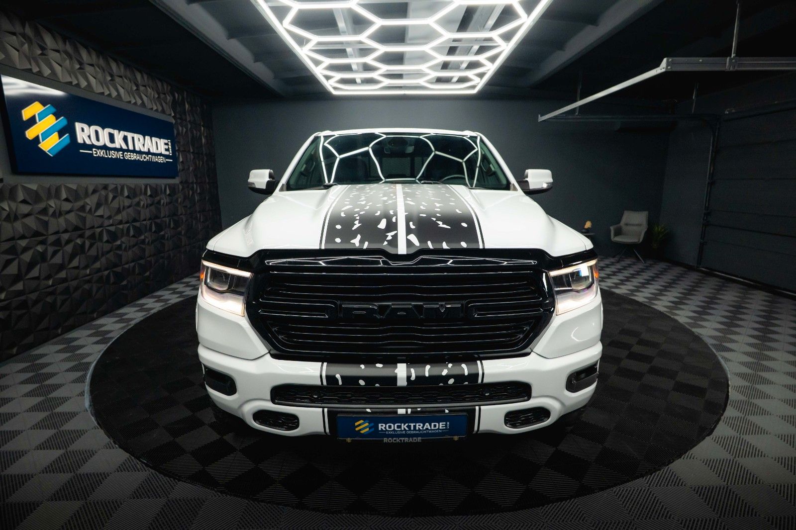 Fahrzeugabbildung Dodge RAM 5.7 V8 HEMI 4x4 OFFROAD Night-Paket *LED*