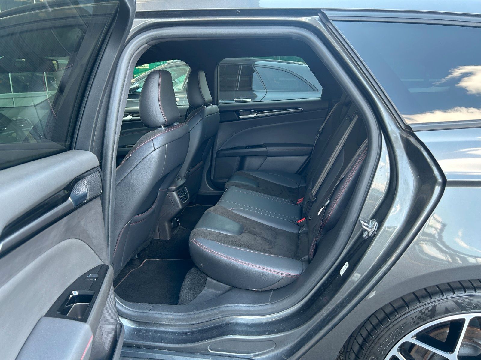 Fahrzeugabbildung Ford Mondeo Turnier ST+AWD+AHK+SportfahrW+TotW