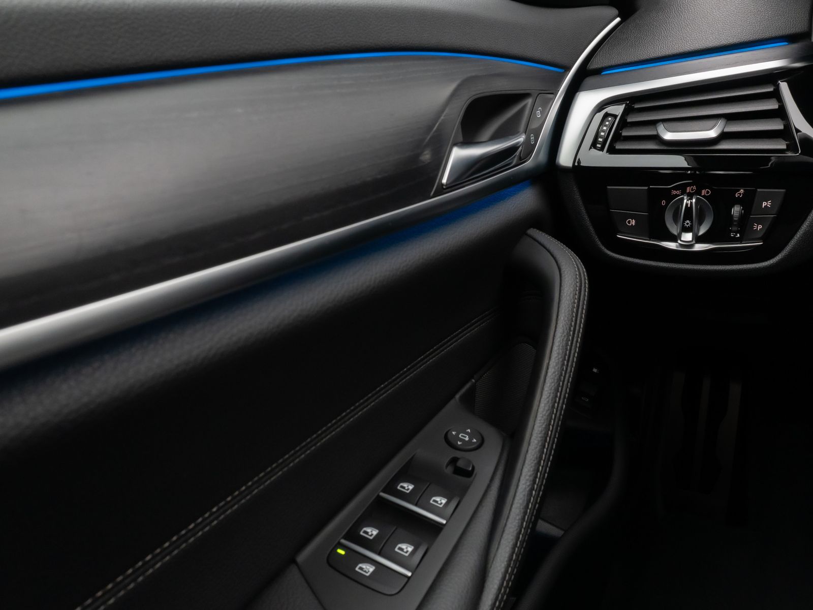 Fahrzeugabbildung BMW 530e xD M Sport Panorama HUD DAB H/K PDC AHK