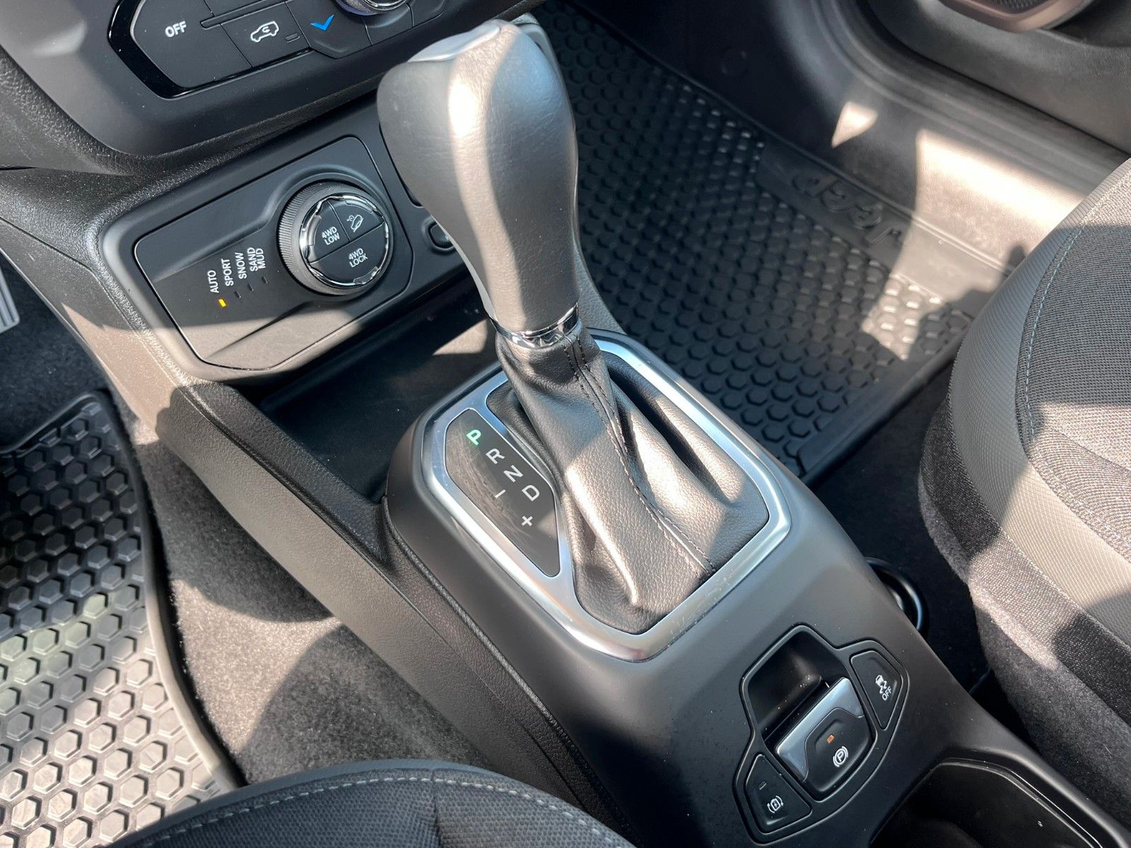 Fahrzeugabbildung Jeep Renegade Limited Plug-In Garantie Navi AWD uvm.