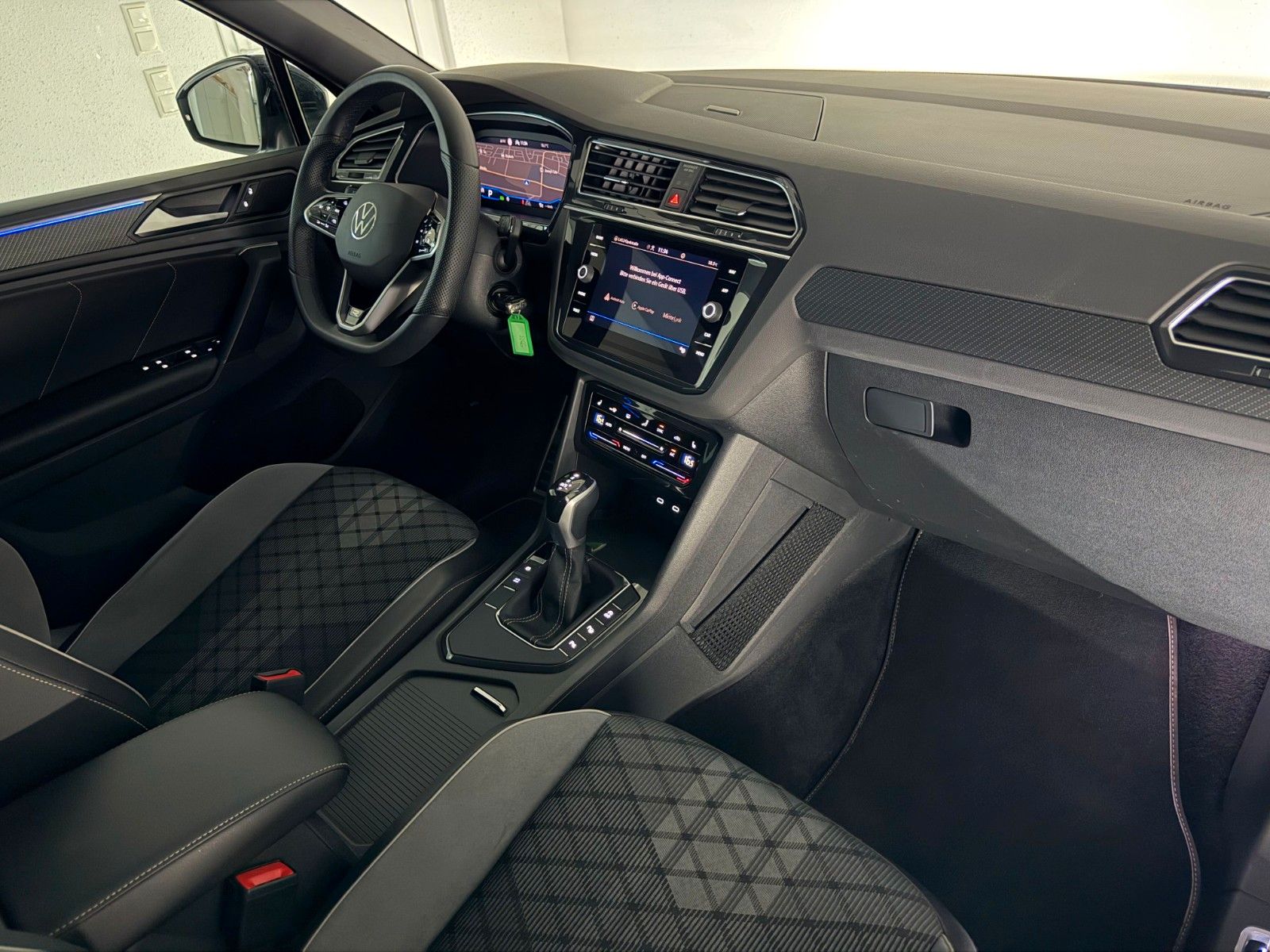 Fahrzeugabbildung Volkswagen Tiguan 2.0 TDI R-LINE/IQ-LED/KAMERA/ACC/AMBI+