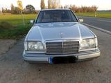 Mercedes-Benz Mercedes W124 E200 Silber metallic Klassiker - gebrauchte Mercedes-Benz E 200 aus dem Jahr 1993
