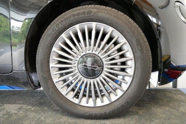 Fahrzeugabbildung Fiat 500 e 3+1 - Komfort Paket, Style Paket uvm.