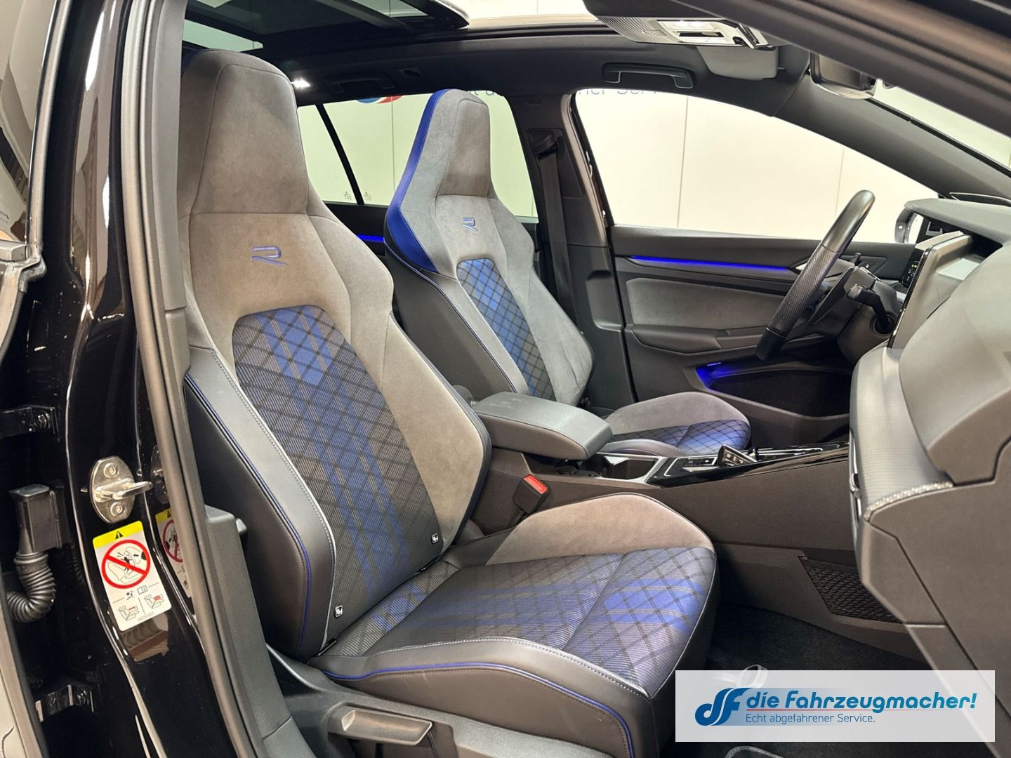 Fahrzeugabbildung Volkswagen Golf VIII Variant R Line 4Motion HUD AD AHK-klap