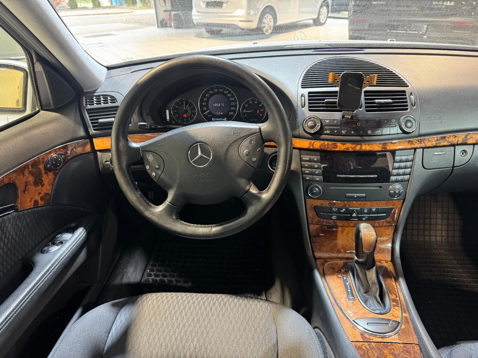 Mercedes-Benz E200 2004 — photo 23
