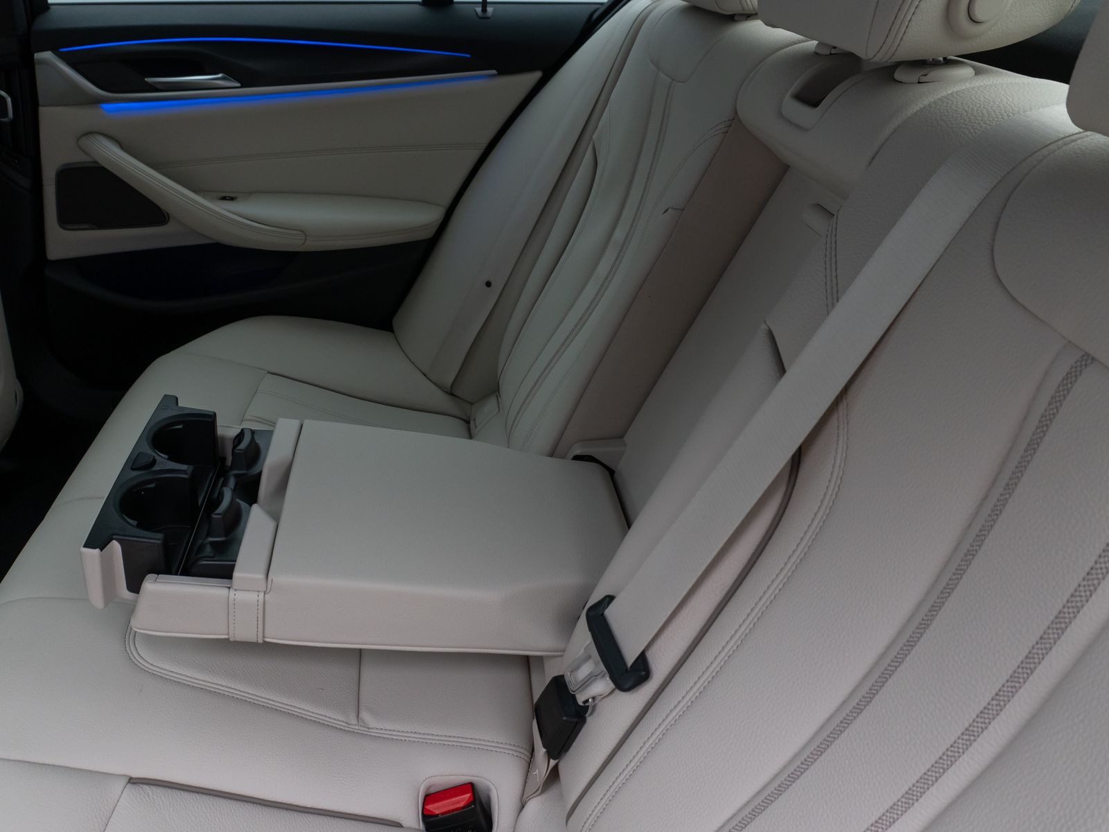 Fahrzeugabbildung BMW 540i xD M Sport Glasdach Kamera HUD DAB H/K 19"