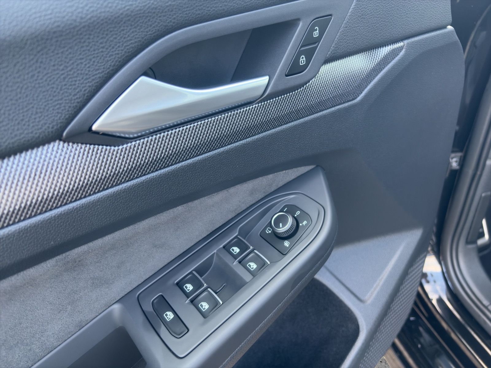 Fahrzeugabbildung Volkswagen Golf VIII R-Line/ACC/Navi/Ambiente/Apple CarPlay